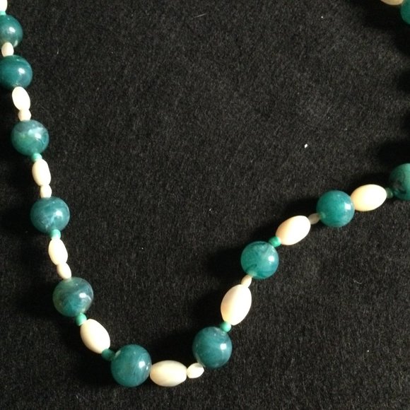 Women's necklace green and white beads elastic - Picture 4 of 5